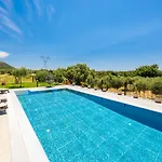Rudi Vila Atsoupades